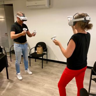 Fysiotherapeuten krijgen training in werken met een VR-bril